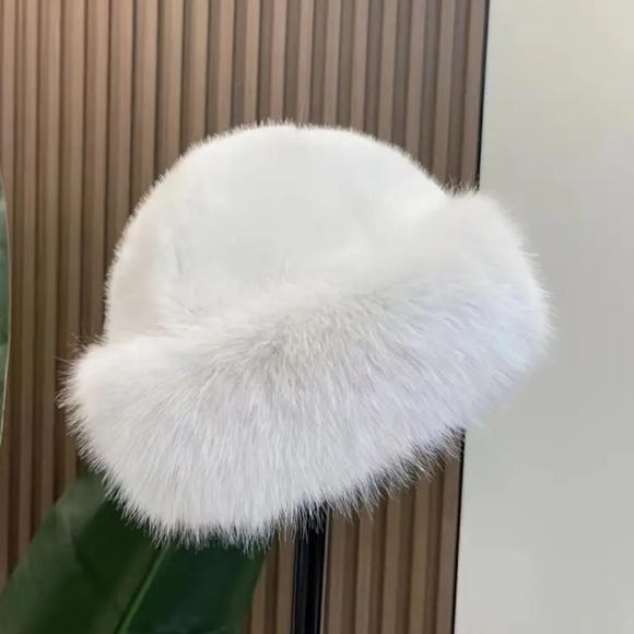 Elegant White faux Fur Hat - Picture 2 of 2